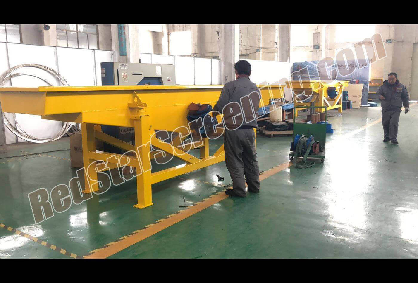 Linear open type vibrating screen
